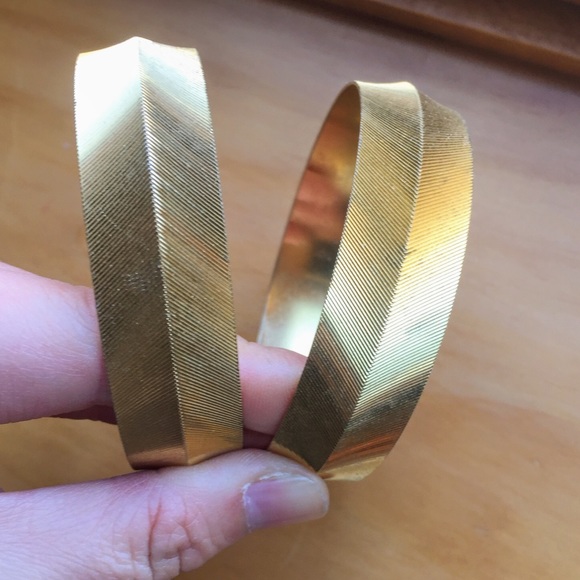 Vintage 2pc set Monet signed gold tone bracelets - Picture 5 of 8